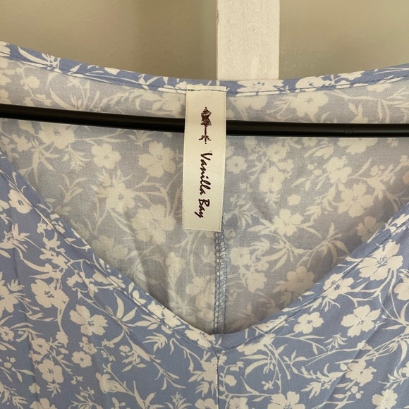 •Floral Top• - Picture 4 of 5